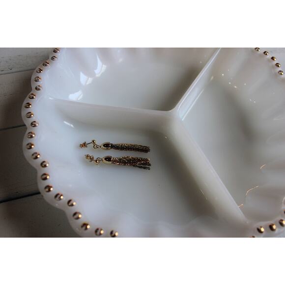 Milk Glass Platter - Picture 8 of 10
